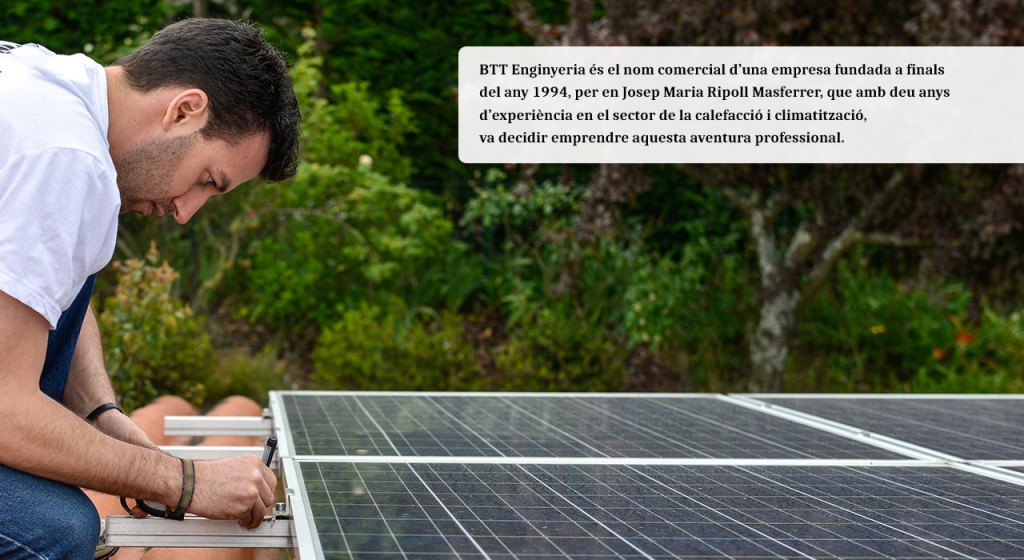Hombre instalando panel solar